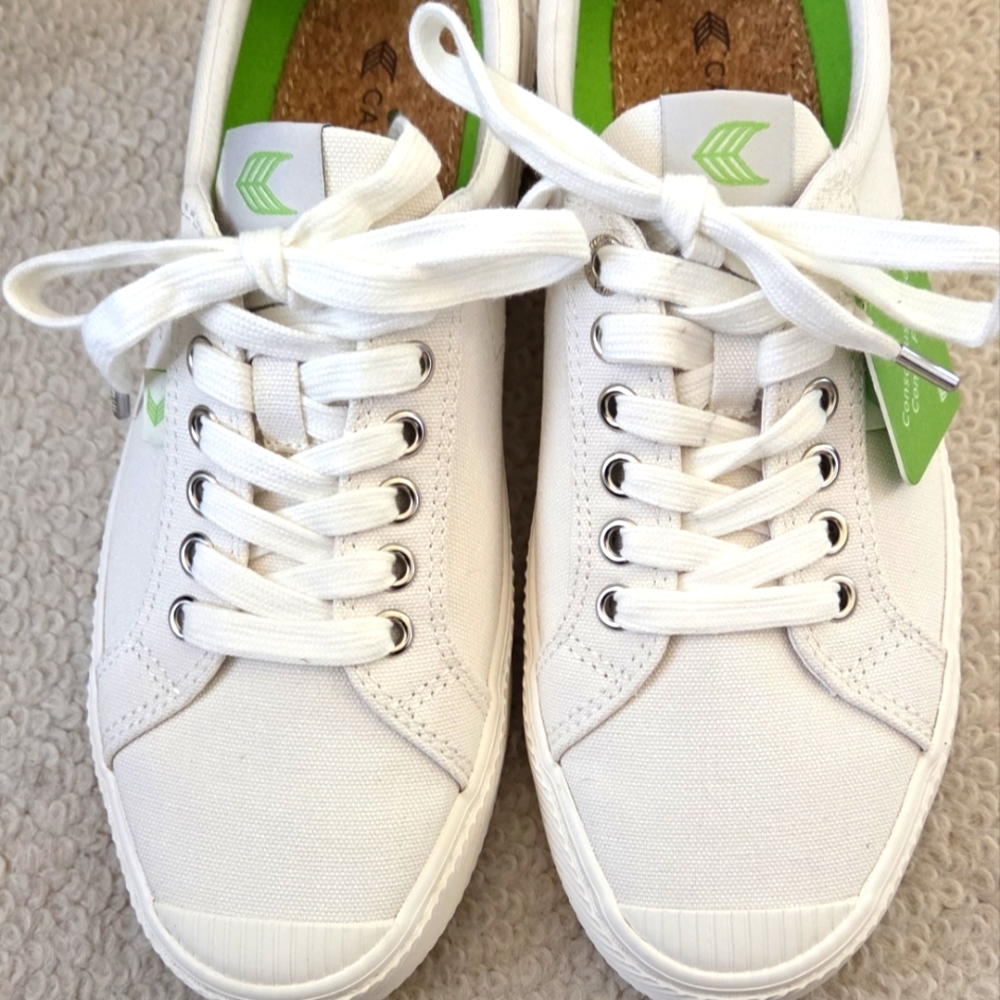 Cariuma White and Green Sneakers
